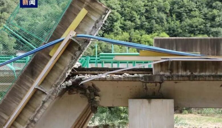 Κίνα: Τουλάχιστον 11 νεκροί και 30 αγνοούμενοι από κατάρρευση γέφυρας