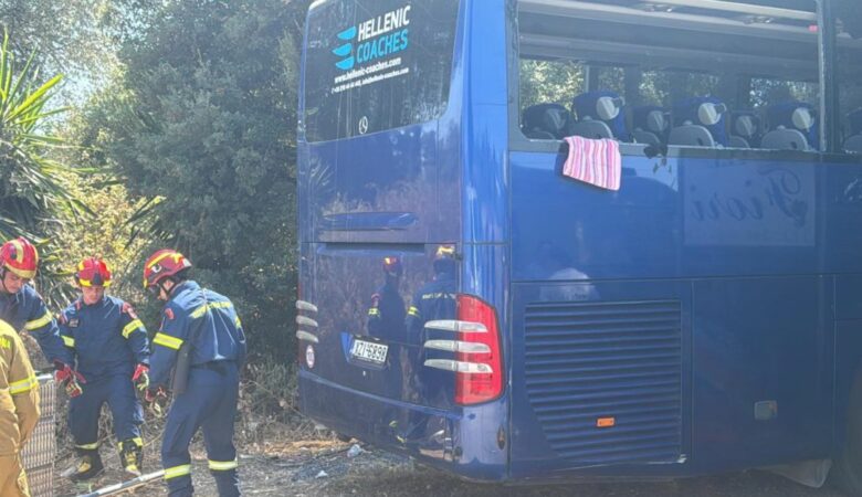 Τραγωδία στην Κέρκυρα: Ένας νεκρός και δύο σοβαρά τραυματίες, όταν τουριστικό λεωφορείο έπεσε σε σταθμευμένη νταλίκα