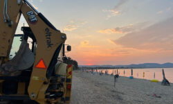 Ξαπλώστρες και ομπρέλες απομάκρυναν συνεργεία του δήμου από την παραλία των Καλυβών