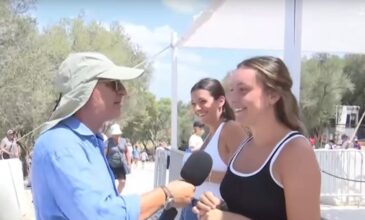 Σόου με επικούς διαλόγους του Γιώργου Τσελίκα με τουρίστες στην Ακρόπολη