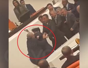Θύμα ξυλοδαρμού έπεσε βουλευτής της αντιπολίτευσης στην τουρκική Εθνοσυνέλευση – Δείτε βίντεο