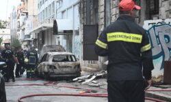 Κατασβέσθηκε φωτιά σε εγκαταλελειμμένο κτίριο στο Μεταξουργείο – Καταστράφηκαν δύο αυτοκίνητα