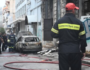 Κατασβέσθηκε φωτιά σε εγκαταλελειμμένο κτίριο στο Μεταξουργείο – Καταστράφηκαν δύο αυτοκίνητα