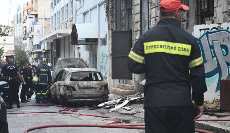 Κατασβέσθηκε φωτιά σε εγκαταλελειμμένο κτίριο στο Μεταξουργείο – Καταστράφηκαν δύο αυτοκίνητα