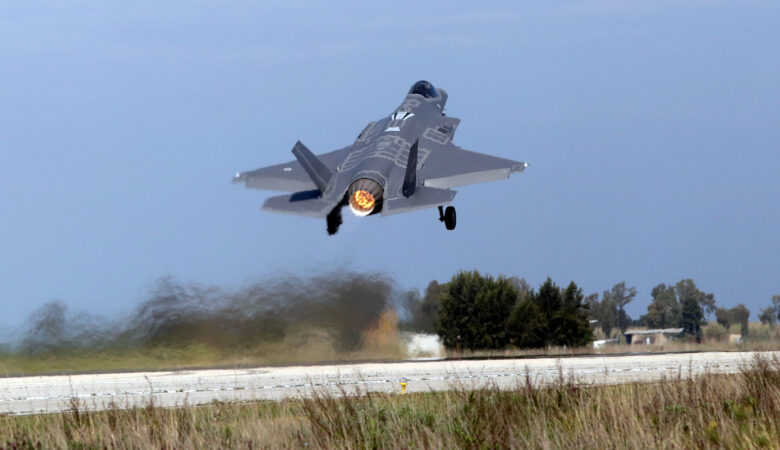 Δένδιας: Υπεγράφη η επιστολή αποδοχής για τα F-35 – «H Ελλάδα χτίζει πανίσχυρες Ε.Δ. αγοράζοντας το πιο σύγχρονο πολεμικό αεροσκάφος στον κόσμο»