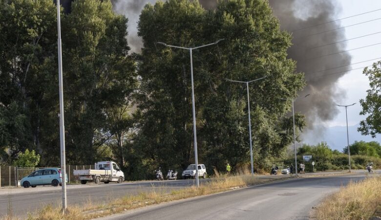 Εκρήξεις μετά από φωτιά που εκδηλώθηκε στο Σταθμό Μεταφόρτωσης Απορριμμάτων στα Τρίκαλα