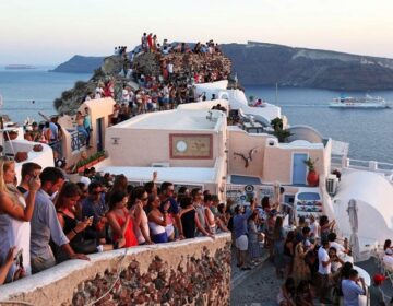Το πιο «ινσταγκραμικό» νησί της Ελλάδας βρίσκεται κοντά στο όριο ασφυξίας γράφει το AFP για την Σαντορίνη