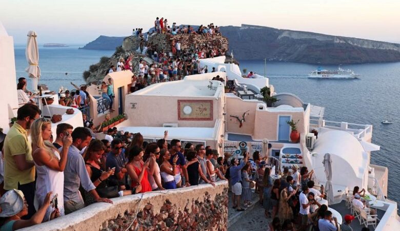 Το πιο «ινσταγκραμικό» νησί της Ελλάδας βρίσκεται κοντά στο όριο ασφυξίας γράφει το AFP για την Σαντορίνη