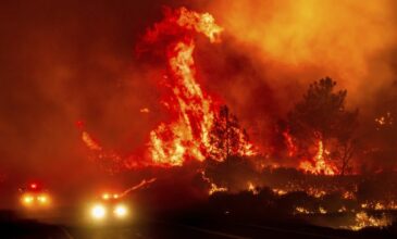 Χιλιάδες άνθρωποι απομακρύνθηκαν από τα σπίτια τους στην Καλιφόρνια, λόγω μεγάλης φωτιάς