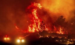 Ανεξέλεγκτη μαίνεται μία από τις μεγαλύτερες δασικές πυρκαγιές που έχουν καταγραφεί ποτέ στην Καλιφόρνια