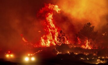 Ανεξέλεγκτη μαίνεται μία από τις μεγαλύτερες δασικές πυρκαγιές που έχουν καταγραφεί ποτέ στην Καλιφόρνια
