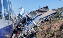 Σύγκρουση τρένου με 130 επιβαίνοντες με φορτηγό στην Γλυφάδα Χαλκίδας