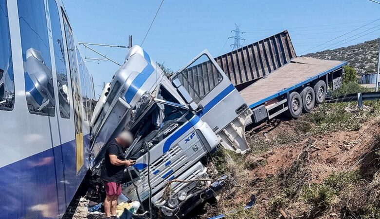 Σύγκρουση τρένου με 130 επιβαίνοντες με φορτηγό στην Γλυφάδα Χαλκίδας