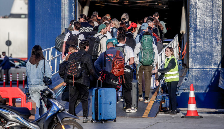 Αυξημένη η επιβατική κίνηση στο λιμάνι του Πειραιά – Στο 80% η πληρότητα των πλοίων