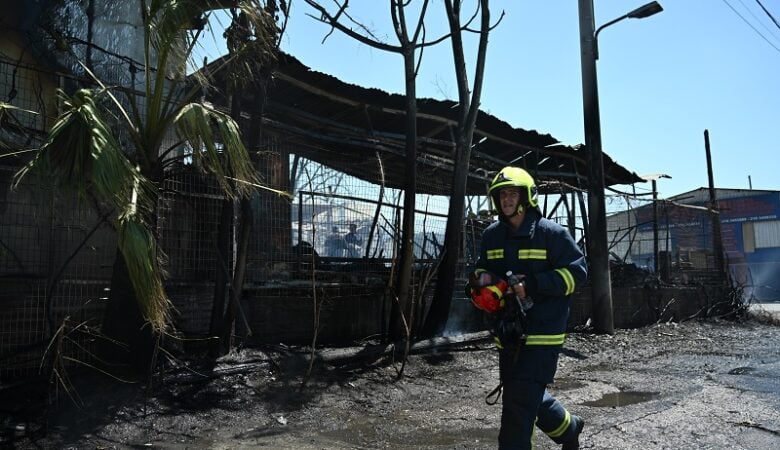 Υπό έλεγχο η φωτιά σε υπαίθριο χώρο στο Αιγάλεω – Κανονικά η κυκλοφορία των οχημάτων