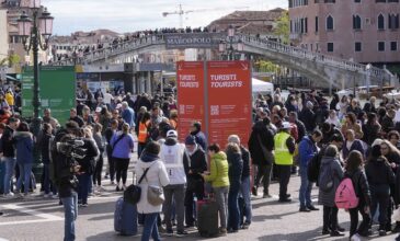 Η Βενετία περιορίζει σε 25 άτομα των αριθμό των μελών στα τουριστικά γκρουπ και απαγορεύει τα μεγάφωνα