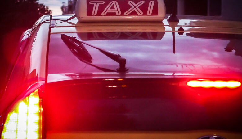 Οδηγός ταξί επιτέθηκε και λήστεψε δύο Γάλλους τουρίστες στην Ομόνοια