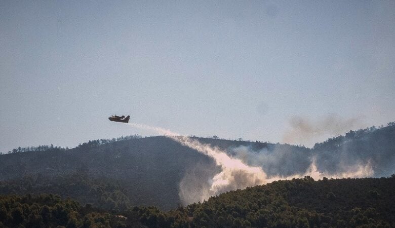 Φωτιά στην Εύβοια: Αναζωπυρώθηκε το πύρινο μέτωπο στο Αφράτι – Τραυματίστηκε πυροσβέστης