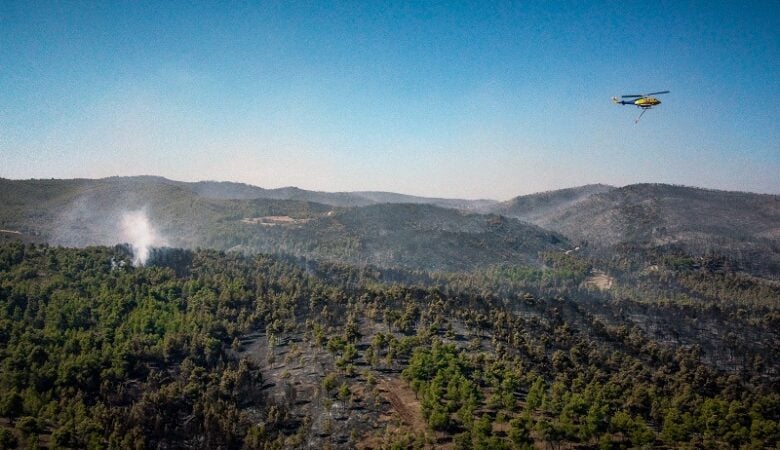 Οριοθετήθηκε η φωτιά στην Εύβοια – Τραυματίστηκαν δύο πυροσβέστες