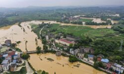 Τα δύο πρόσωπα του καιρού στην Κίνα: Πολύνεκρες πλημμύρες στα νότια και ανατολικά, καύσωνας στα βόρεια