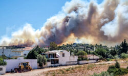 Φωτιά κοντά σε σπίτια στο Κορωπί – Μήνυμα του 112 για εκκένωση οικισμών