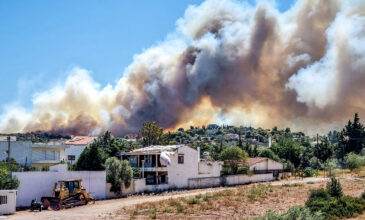 Σε ύφεση η φωτιά κοντά σε σπίτια στο Κορωπί – Δείτε βίντεο και φωτογραφίες