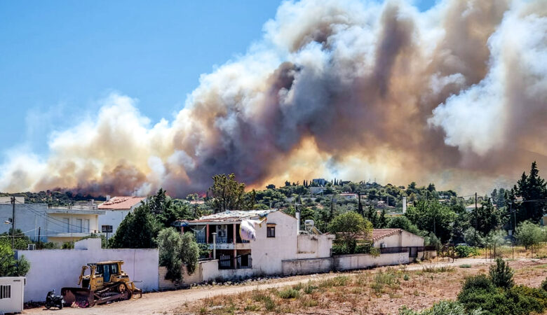 Σε ύφεση η φωτιά κοντά σε σπίτια στο Κορωπί – Δείτε βίντεο και φωτογραφίες