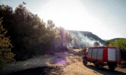 Ανατροπή πυροσβεστικού οχήματος που συμμετείχε στην επιχείρηση κατάσβεσης φωτιάς στην Εύβοια
