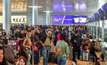 Ισραήλ: Χιλιάδες επιβάτες συνωστίζονται στο αεροδρόμιο του Τελ Αβίβ για να φύγουν από τη χώρα