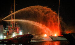 Βυθίστηκαν τα τρία από τα τέσσερα σκάφη που κάηκαν στη Μαρίνα Ζέας – Η φωτιά ξεκίνησε από τουριστικό πλοίο
