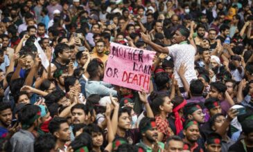 Σκηνές χάους στο Μπαγκλαντές: Τουλάχιστον 27 νεκροί από συγκρούσεις με την αστυνομία