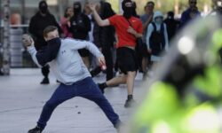 Επεισοδιακές διαδηλώσεις στη Βρετανία κατά των μεταναστών και των μουσουλμάνων – Τουλάχιστον 90 συλλήψεις