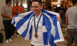Επέστρεψε στην Ελλάδα ο Λευτέρης Πετρούνιας αφότου έγραψε ιστορία στους Ολυμπιακούς Αγώνες – «Τα δύο χρυσά και στη μέση το χάλκινο»