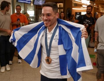 Επέστρεψε στην Ελλάδα ο Λευτέρης Πετρούνιας αφότου έγραψε ιστορία στους Ολυμπιακούς Αγώνες – «Τα δύο χρυσά και στη μέση το χάλκινο»