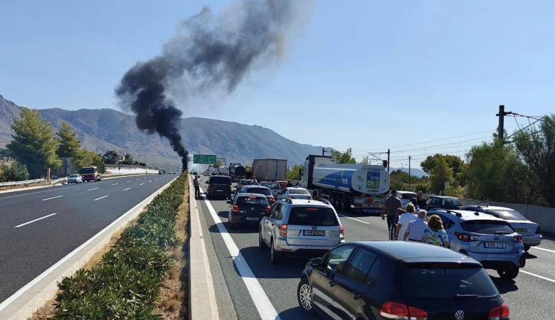 Ανατροπή βυτιοφόρου και φωτιά στην εθνική οδό Αθηνών-Κορίνθου στο ύψος της Κινέτας