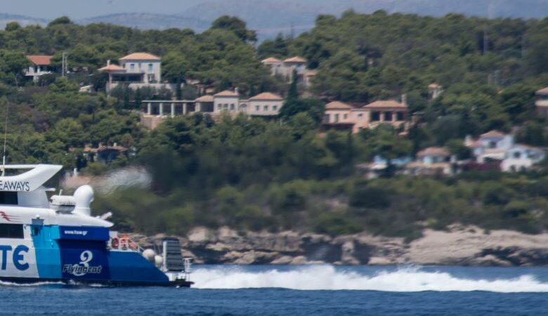 Φωτιά σε επιβατηγό πλοίο στο παλαιό λιμάνι των Σπετσών