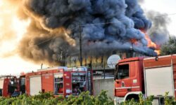 Βιομηχανία καταστράφηκε ολοσχερώς από φωτιά στα Εξαμίλλια Κορινθίας