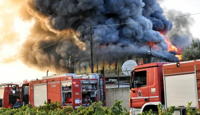 Βιομηχανία καταστράφηκε ολοσχερώς από φωτιά στα Εξαμίλλια Κορινθίας