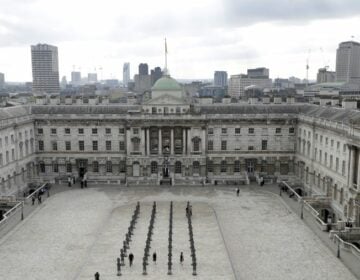 Υπό έλεγχο τέθηκε η φωτιά στο Somerset House του Λονδίνου