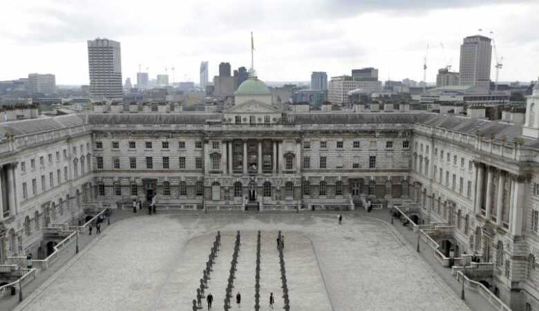 Υπό έλεγχο τέθηκε η φωτιά στο Somerset House του Λονδίνου