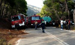 Τραυματίστηκαν δύο δασοκομάντος στην φωτιά της Ρόδου – Έπεσαν από ύψος