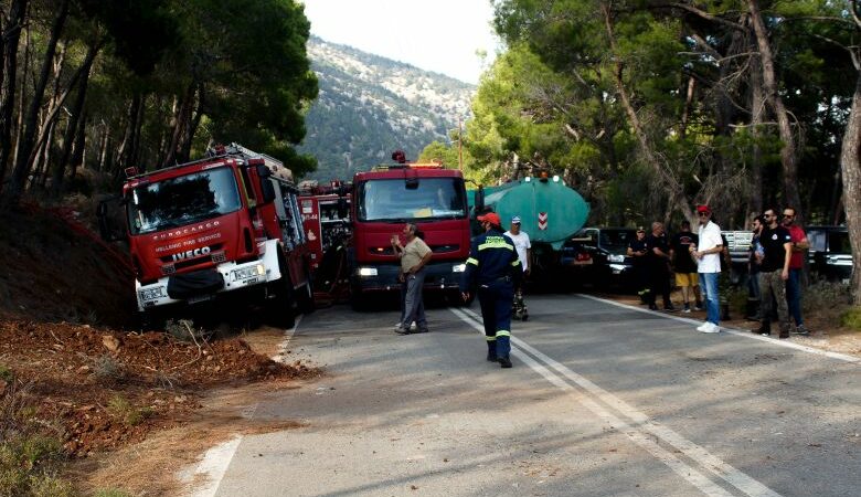 Τραυματίστηκαν δύο δασοκομάντος στην φωτιά της Ρόδου – Έπεσαν από ύψος