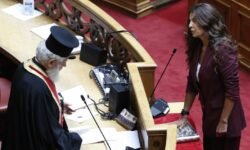 Ορκίστηκε βουλευτής η Τσαπανίδου και ανακοινώθηκε η διαγραφή της Λινού από την ΚΟ του ΣΥΡΙΖΑ