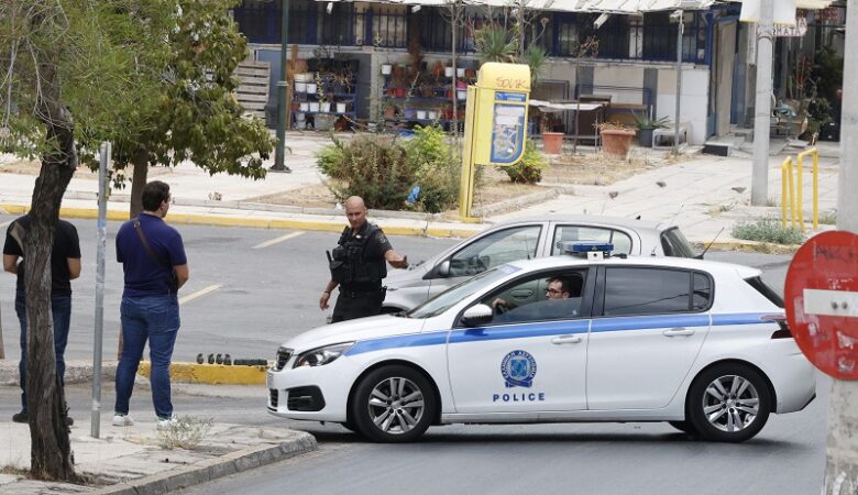 Ταυτοποιήθηκε ο ένας από τους δύο άνδρες που πέταξαν τσαντάκι με οπλισμό σε δρόμο στο Κερατσίνι