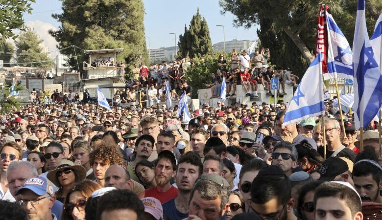 Πλήθος κόσμου στην κηδεία του Ισραηλινοαμερικανού ομήρου Χερς Γκόλντμπεργκ-Πόλιν που σκότωσε η Χαμάς