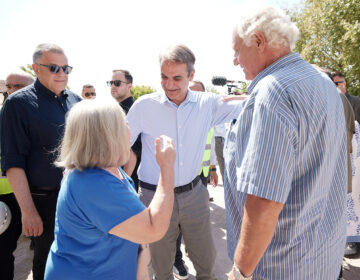 Μητσοτάκης από τη Φαρκαδόνα: Ξέρουμε πολύ καλά ότι οι ζημιές και οι πληγές είναι ακόμα εδώ – Έχουν δαπανηθεί ήδη 650 εκατομμύρια