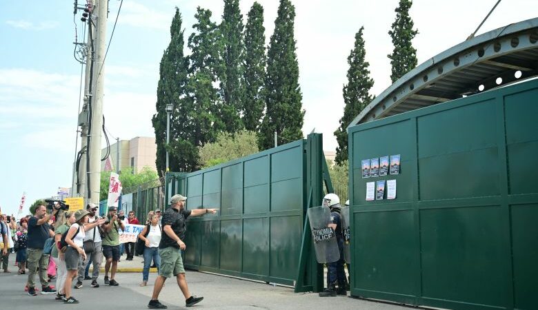 Ένταση μεταξύ εκπαιδευτικών και ΜΑΤ έξω από υπουργείο Παιδείας – Έγινε χρήση χημικών