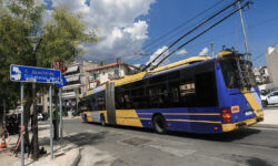 Τρόλεϊ έπεσε πάνω σε κολόνα στη Νέα Φιλαδέλφεια – Τραυματίστηκε ένα 14χρονο κορίτσι