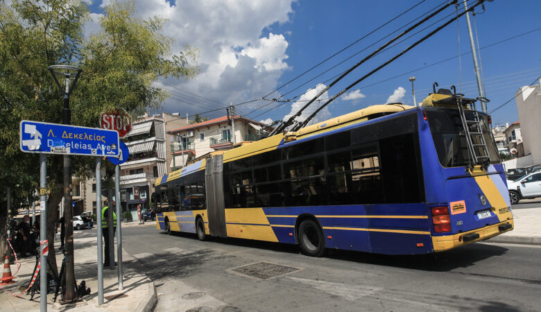 Τρόλεϊ έπεσε πάνω σε κολόνα στη Νέα Φιλαδέλφεια – Τραυματίστηκε ένα 14χρονο κορίτσι