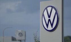 H Volkswagen σχεδιάζει περικοπές μισθών στη Γερμανία – Αντιδρούν τα συνδικάτα